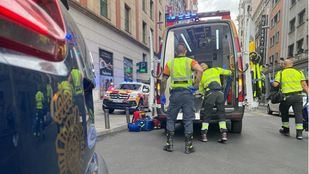 Sanitarios de Samur asisten a una mujer agredida por un hombre en un hotel del centro