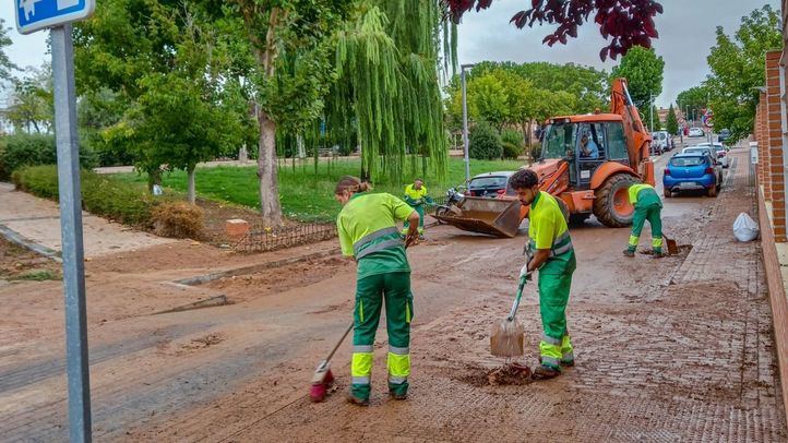 Los operarios de limpieza en Meco