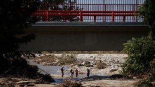 Un centenar de operarios trabaja en la limpieza tras la DANA