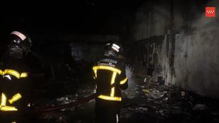 Arde una nave en Torrejón de Ardoz con 11 personas y varios perros dentro que salen ilesos