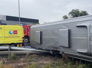 Aparatoso accidente de un autobús al volcar en la A-3