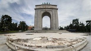 Desperfectos en el Arco de la Victoria de Moncloa.