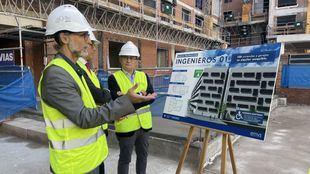 Álvaro González (derecha) visita la promoción de viviendas de la EMVS Ingenieros 1