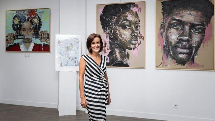 La artista posa delante de algunos de sus trabajos
