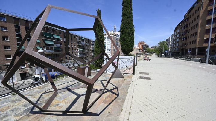Escultura del dodecaedro, en la intersección de las calles Jemenuño y de Ruy González de Clavijo con el Paseo de los Melancólicos, lugar en el que se ubicará la nueva estación de Cercanías de Imperial