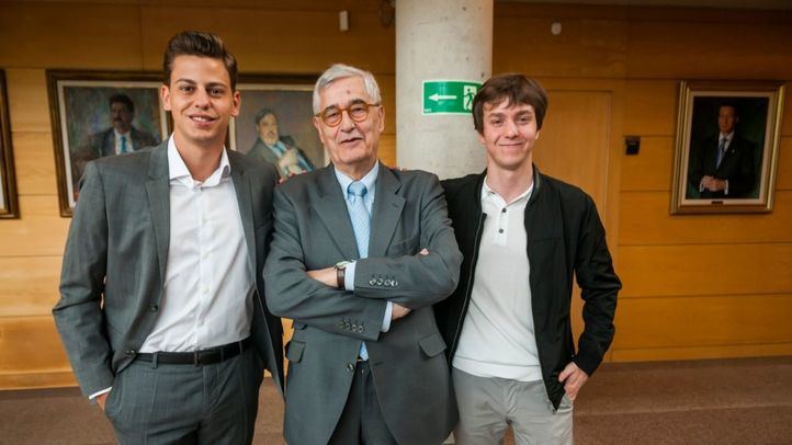 Javier Guardiola (izquierda), junto a Juan Miguel Hernández de León (centro) y Eduardo Fernández Rubiño (derecha) en la Asamblea de Madrid