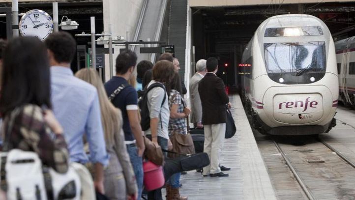 Viajeros en el andén esperando el tren