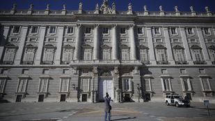 Un turista toma una foto al Palacio Real, uno de los principales atractivos para el turismo en Madrid.