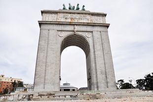 Desperfectos en el Arco de la Victoria de Moncloa.