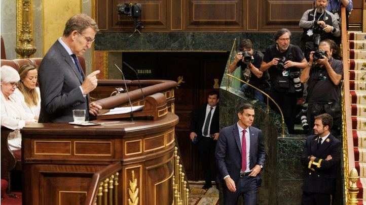 El líder del PP y candidato a la Presidencia del Gobierno, Alberto Núñez Feijóo, interviene mientras pasa el presidente del Gobierno en funciones, Pedro Sánchez, durante la segunda sesión del debate de investidura del líder del Partido Popular