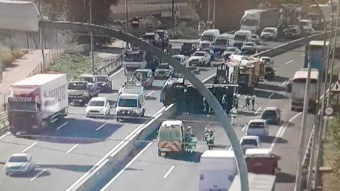 Un camión ha volcado en la A-4, quedando esparcida toda su carga