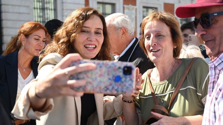 Isabel Díaz Ayuso se fotografía con una ciudadana