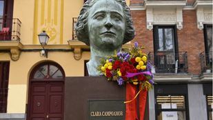 Madrid homenajea a Clara Campoamor con una ofrenda floral