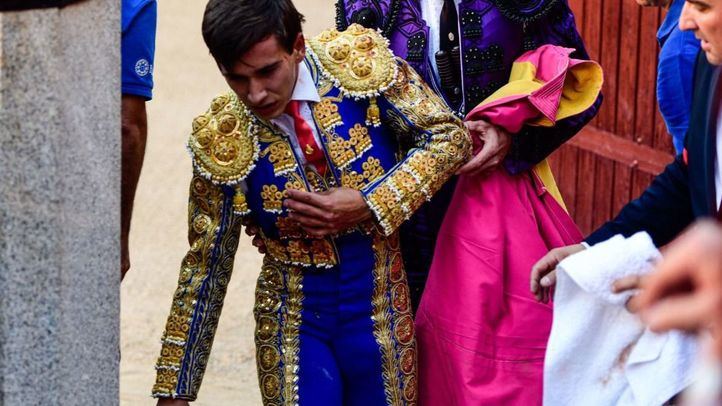 Ismael Martín se dirige a la enfermería con gesto de dolor tras el golpe que le propinó su primer novillo.