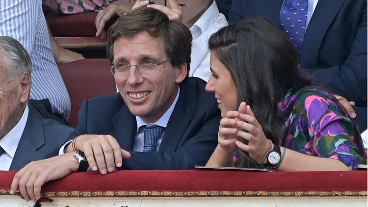 El Alcalde de Madrid, José Luis Martínez-Almeida y su novia Teresa Urquijo en a plaza de toros de Las Ventas para la tradicional corrida de la Beneficencia de la Feria de San Isidro