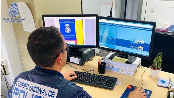 Foto de archivo de un agente de la Policía Nacional trabajando en ciberdelincuencia