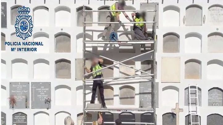 Agentes del Equipo de Desactivación de Explosivos y NRBQ (Tedax) de la Policía Nacional procedieron la pasada semana a la desactivación de un artefacto que estaba incrustado, a varios metros de altura, en la pared de un nicho del cementerio de San Justo