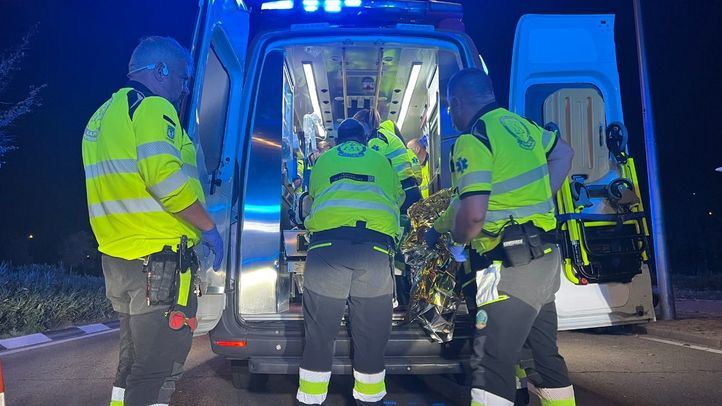 Los servicios de emergencias atienden al joven herido