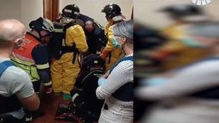 Policía rescata a una anciana de una vivienda llena de suciedad e investiga a su hija por abandonarla