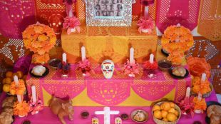 Una treintena de mujeres protagonizan el Altar de los Muertos