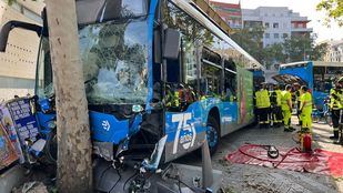 Un conductor de autobús sufre una indisposición y provoca un accidente con seis heridos leves