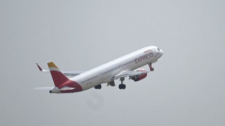Imagen de archivo de un avión de Iberia Express saliendo de Barajas