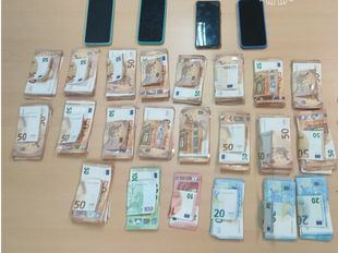 Billetes intervenidos a los detenidos.