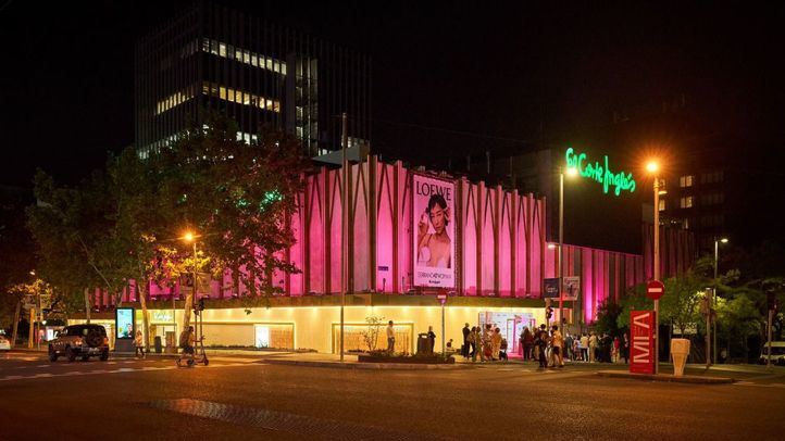 El Corte Inglés de Serrano iluminado de rosa