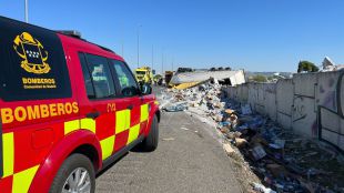 Retenciones por el vuelco de un camión con detergente en un acceso a la A-2