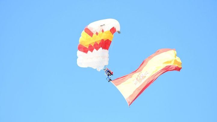 Salto paracaidista en el desfile del 12 de octubre