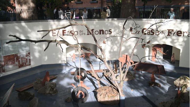 Borja Carabante, acompañado por José Antonio Martínez Páramo, visita en el parque de El Retiro las obras de rehabilitación integral ejecutadas en el foso de los monos de la antigua Casa de Fieras