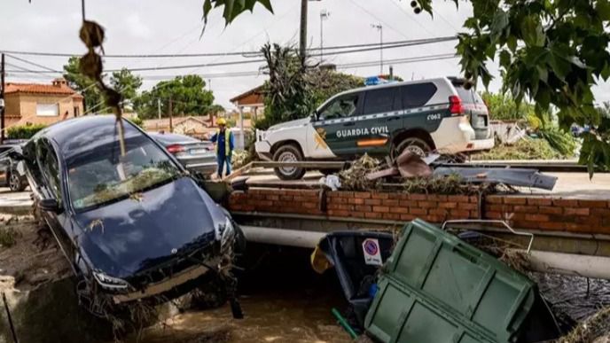 Varios vehículos apilados debido a las inundaciones provocadas por la DANA tras haber sido arrastrados por el agua, a 4 de septiembre de 2023, en El Álamo