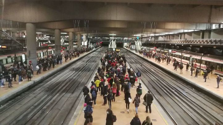 Andenes repletos de viajeros en la estación de Atocha por los retrasos en el Cercanías