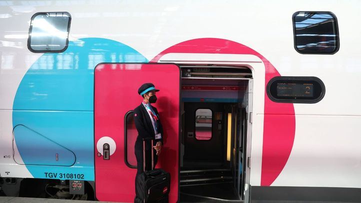 Una empleada espera en la puerta de un tren de Ouigo