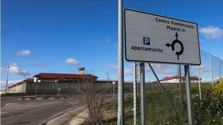 Un cartel indica la dirección a la entrada de la Cárcel de Valdemoro/Centro Penitenciario Madrid III, junto al exterior de la prisión, en Valdemoro