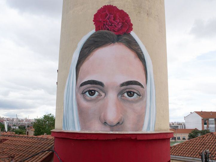 Una chulapa se erige en la torre del Antiguo Depósito de Aguas en la calle Amalarico