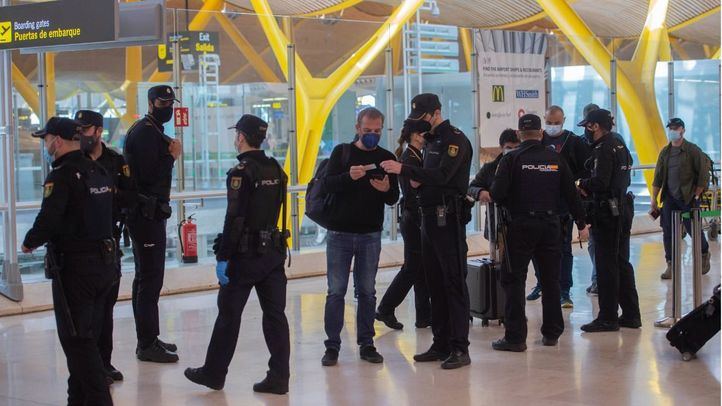Agentes de la Policía realizando controles en Barajas