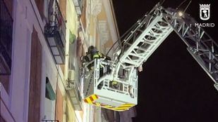 Los Bomberos trabajando en la extinción del incendio en la vivienda.