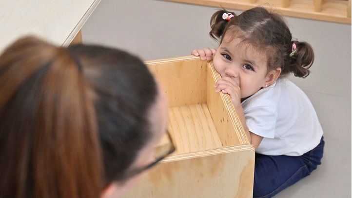 Una niña juega en la Escuela infantil municipal Las Golondrinas