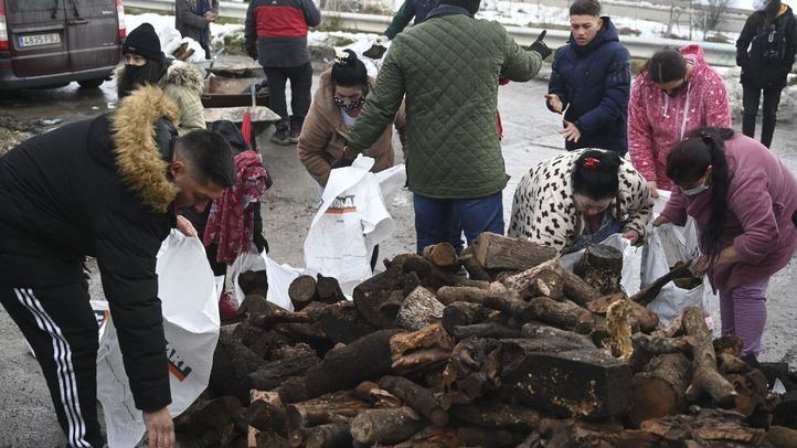Imagen de archivo de reparto de leña en la Cañada Real