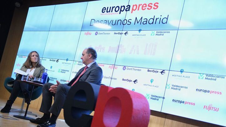 La delegada de Europa Press en Madrid, Cristina de la Rica (i) y el consejero de Digitalización de la Comunidad de Madrid, Miguel López-Valverde Argüeso (d), durante un desayuno de Europa Press Madrid