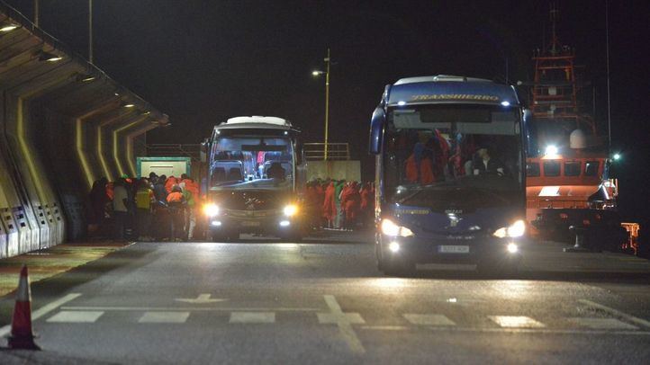 Decenas de inmigrantes hacen cola para entrar a un barco, en el muelle de La Restinga, a 22 de octubre de 2023, en El Hierro