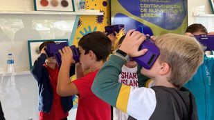 Estudiantes en el Curiosity Cube de Merck