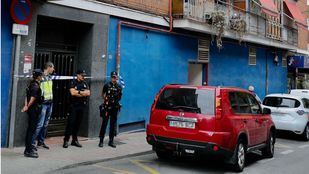 Varios agentes de Policía durante los trabajos de inspección de la Policía Nacional y Científica, en el domicilio donde Juana Canal residía con su pareja, en el distrito de Ciudad Lineal, a 29 de septiembre de 2022