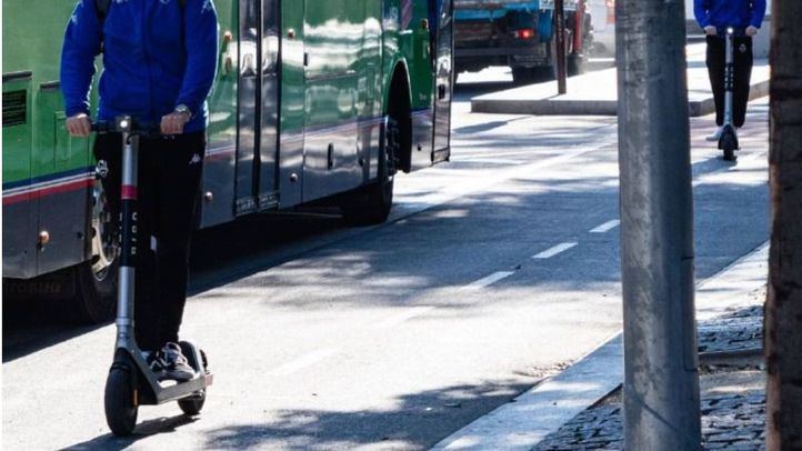 Una persona en patinete