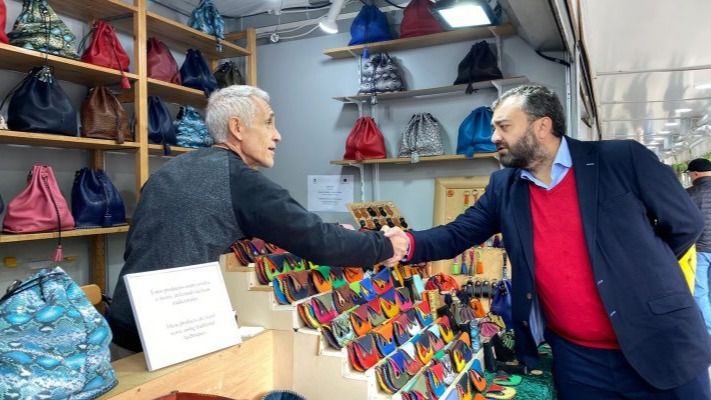 El concejal del distrito de Centro, Carlos Segura visita a la V Feria de Artesanía de Otoño en el paseo de Recoletos