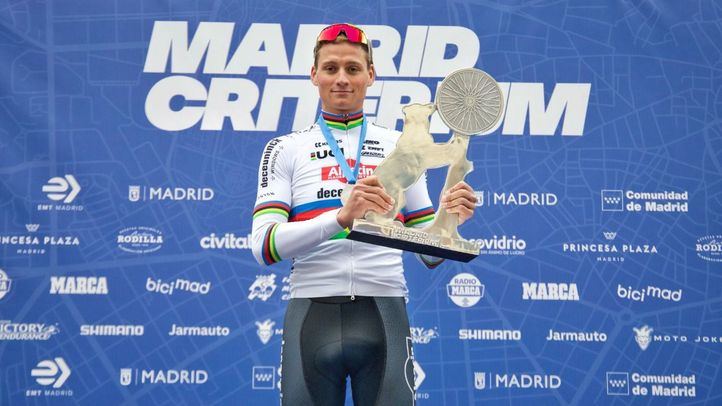 Mathieu van der Poel con el trofeo de campeón de la II edición de Madrid Criterium