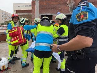 Sanitarios atienden a un herido en accidente laboral en Alcorcón