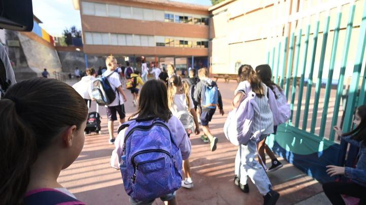 Madrid mantendrá los libros físicos y digitales en los colegios