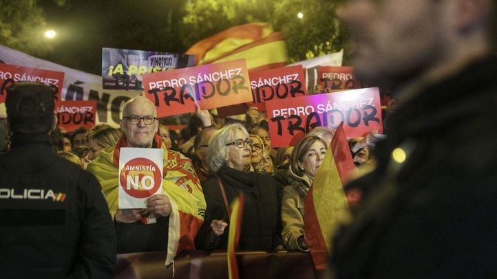 Tensa concentración ante la sede del PSOE contra la ley de amnistía